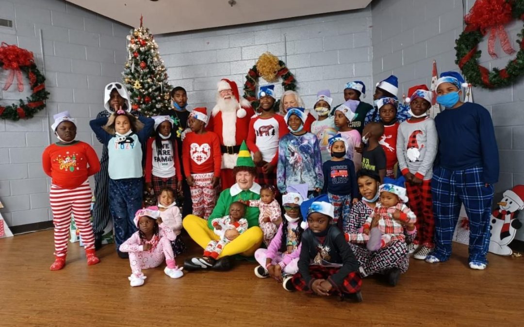 Community brings ﻿Christmas spirit to Brookdale Resource Center
