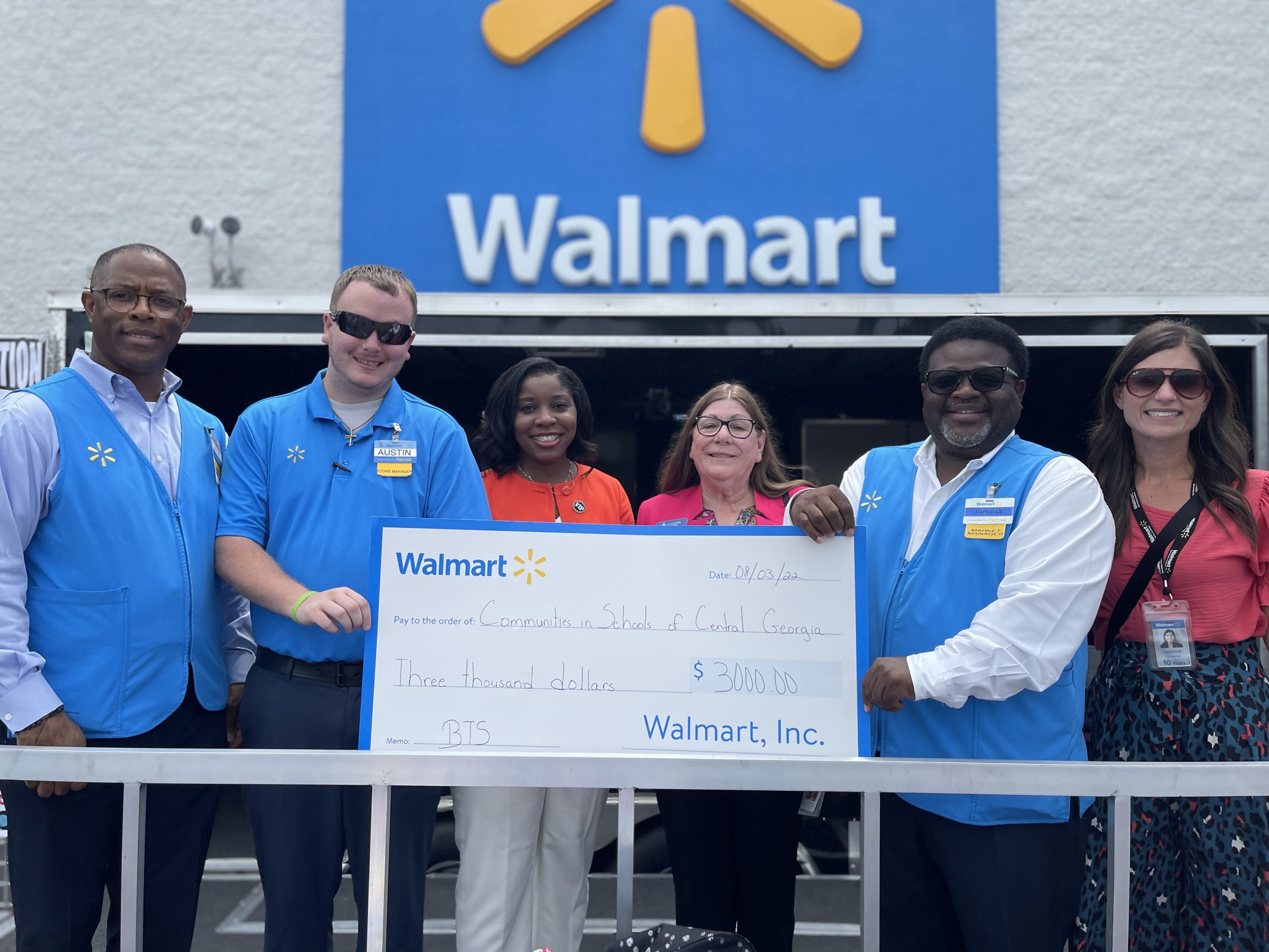 Walmart spendet Fahrräder und Geld an lokale Organisationen, um Studenten zu unterstützen